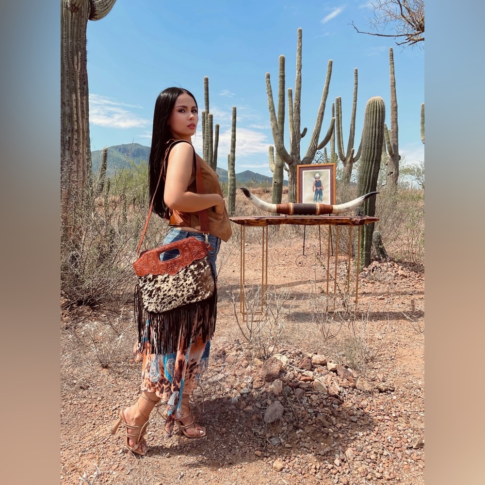 SOLD Cowhide purse✨